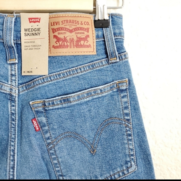 Levi's WEDGIE High Rise Skinny Jeans - Picture 9 of 10